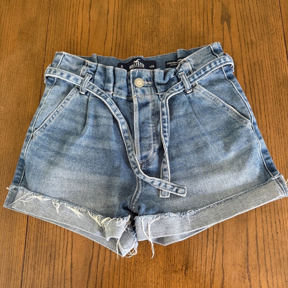 Hollister Ultra High-Rise Mom Short Denim Jeans Belt Stretch Pleatsβ Size 0 24
